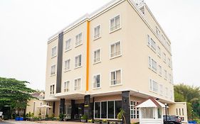 RedDoorz Plus near Teras Kota 3